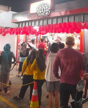 Senyum dan Harapan: Galeri Foto dari Grand Opening Barburger Tegal Parang yang Berkilau